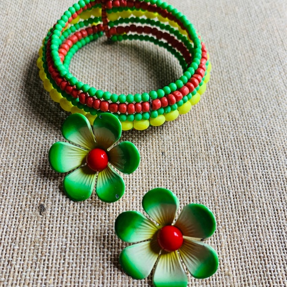 💚 Vintage 70's Lime Green Flower Clips & Beaded Yellow, Green & Orange Bracelet - Picture 5 of 10
